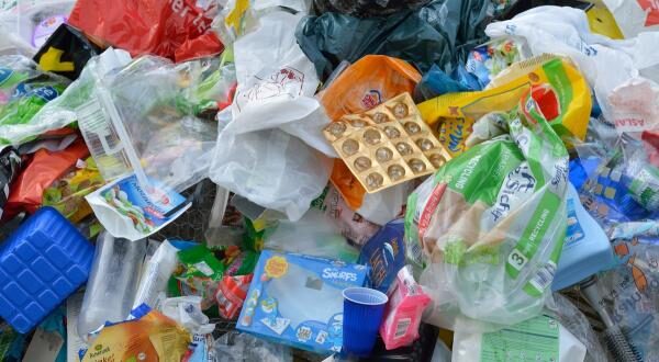 Abkassiert im Übergang: Die Plastiksteuer trifft Konsumenten, Bau und Energie