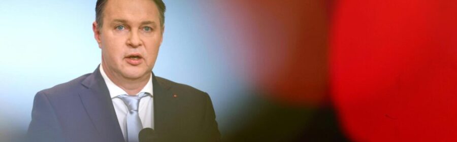 SPÖ präsentiert Ministerliste: Kritik an Ressortverteilung und Regierungsvergrößerung